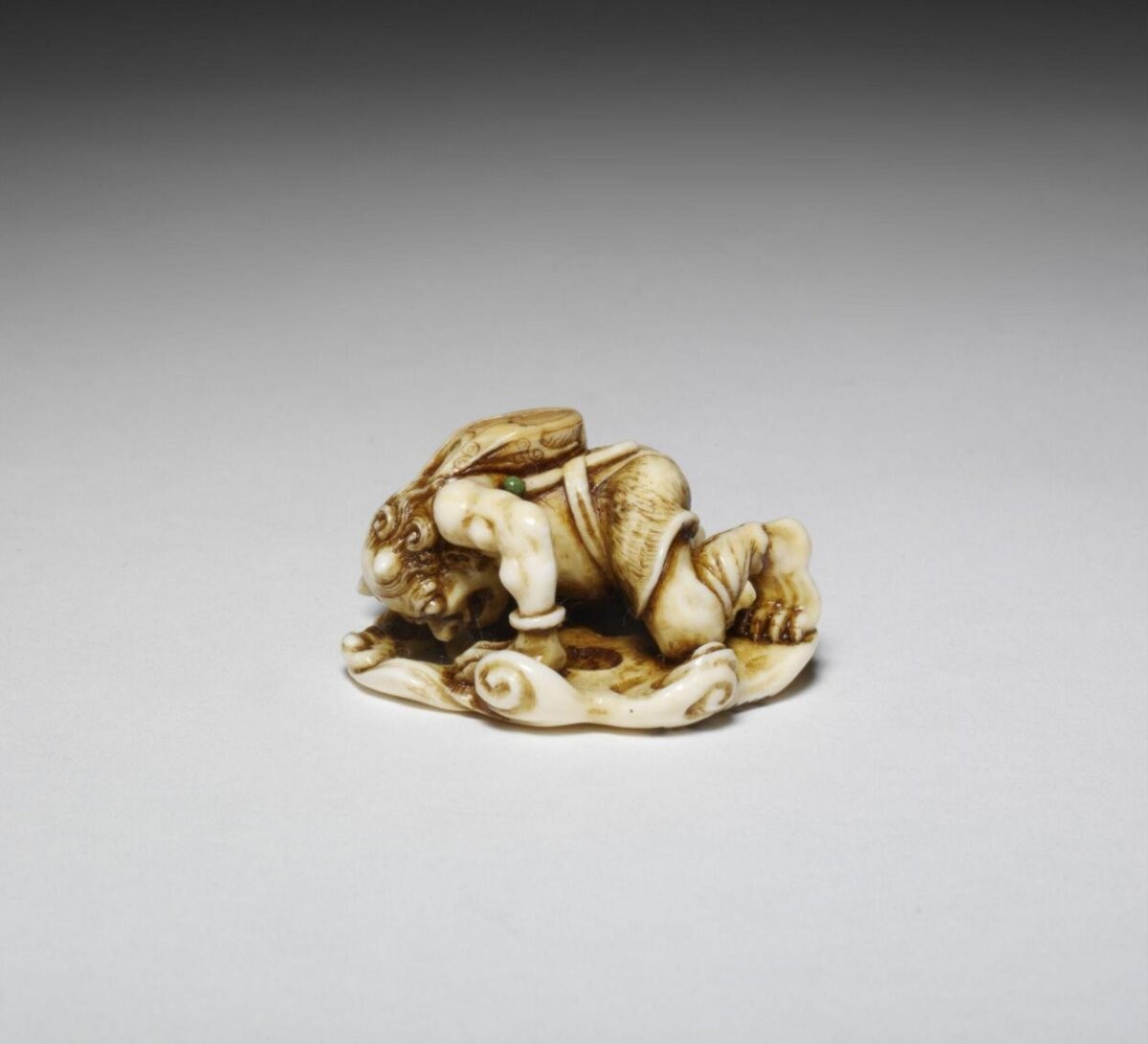 Netsuke, ivory, raiden peeping through clouds, signed by Gyokuyosai, seal Mitsu, 19th century, Japan