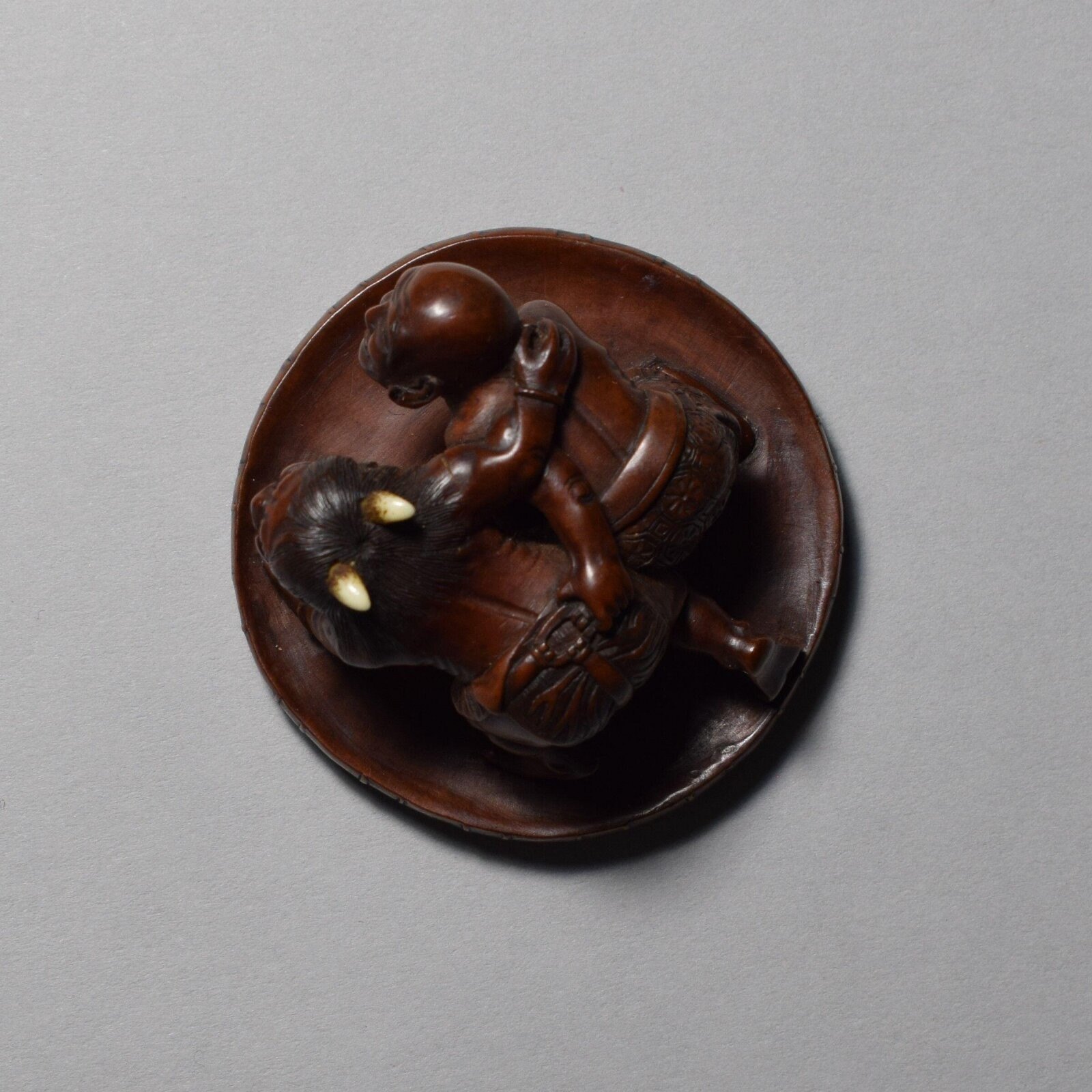 Netsuke, Rakan wrestling with a demon, Japan, 19th century — museum object A.12-1918