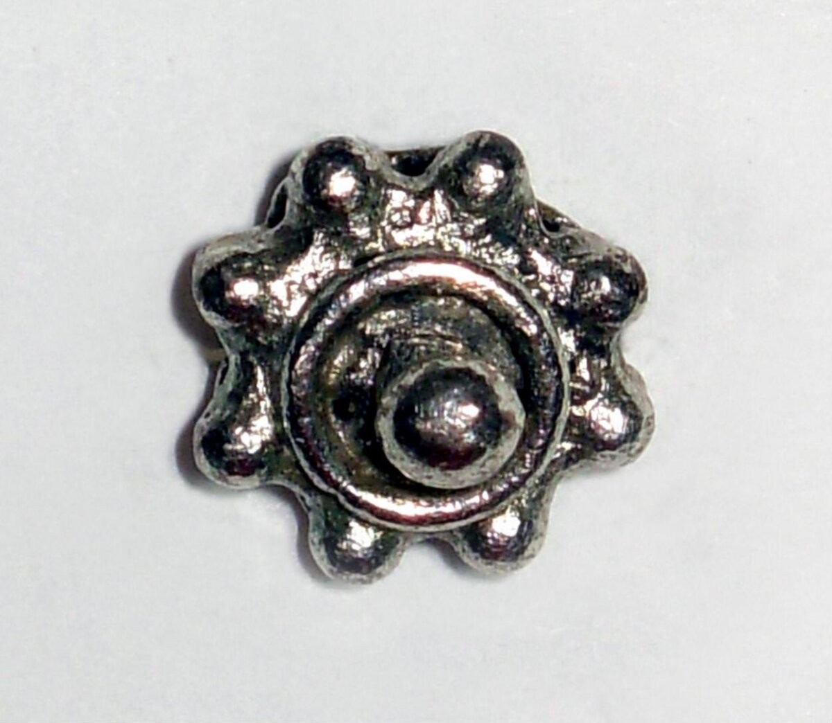 Small silver filigree toggle button with link and bar, Murcia (Spain),1865-1870.