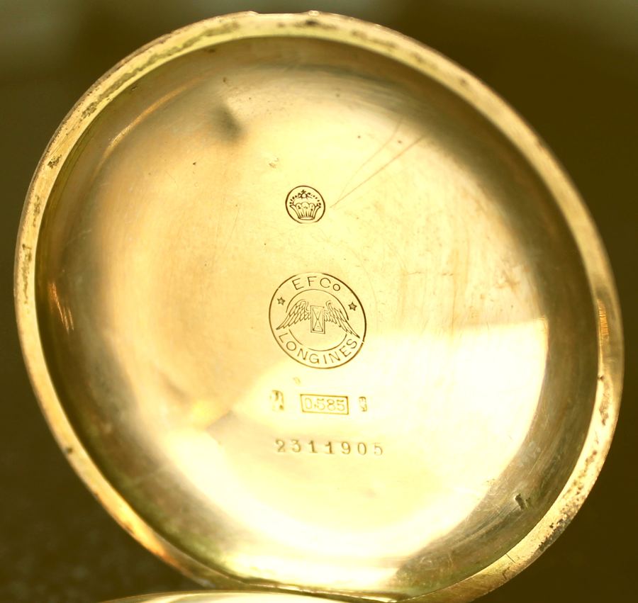 Innendeckel einer Longines-Taschenuhr mit Logo und Seriennummer