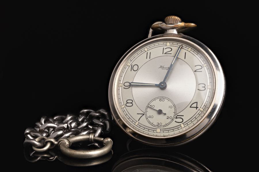Low key picture of an unidentified vintage pocket watch. Focus stack of 25 pictures with Helicon Focus. Strobist: Yongnuo 560III speedlite (I think at 1/32) in a Firefly II softbox camera right, a piece of styrofoam camera left. The speedlite was triggered by a Yongnuo RF603II re