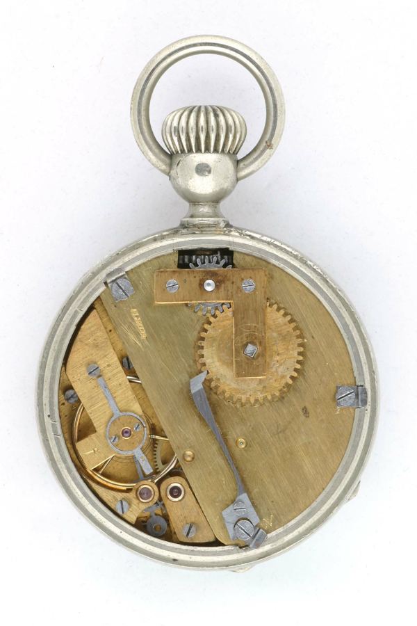 Um 1870 von Georges Fréderic Roskopf in La Chaux-de-Fonds gefertigte Taschenuhr „ La Prolétaire “ aus der ersten Serie. Das Gehäuse aus Neusilber hat die Maße Höhe: 8.20 cm, Tiefe: 2.20 cm, Durchmesser: 5.40 cm