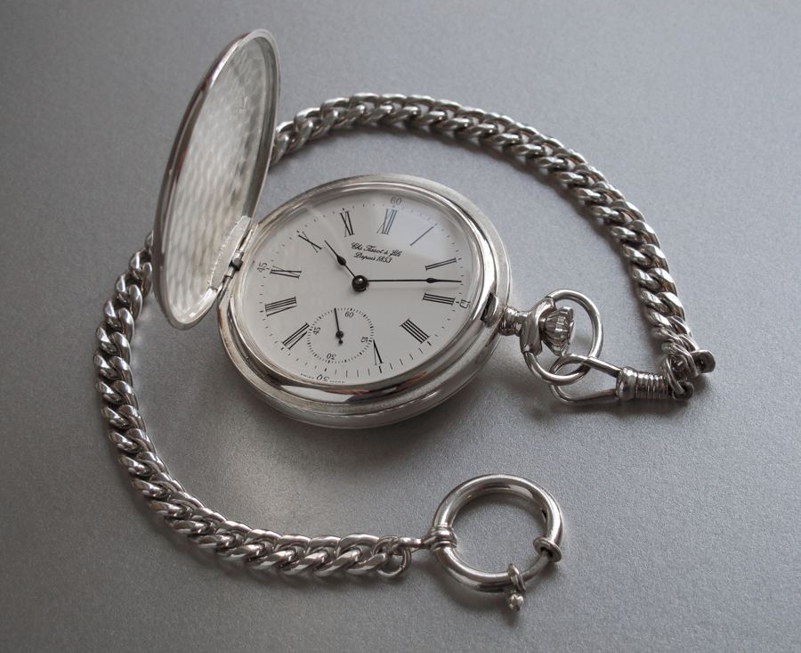 Tissot Taschenuhr mit Gehäuse in massivem Silber. Die Uhr besitzt ein dekoriertes Werk, die Kette ist versilbert. Hersteller-Referenz T83.1.452.13