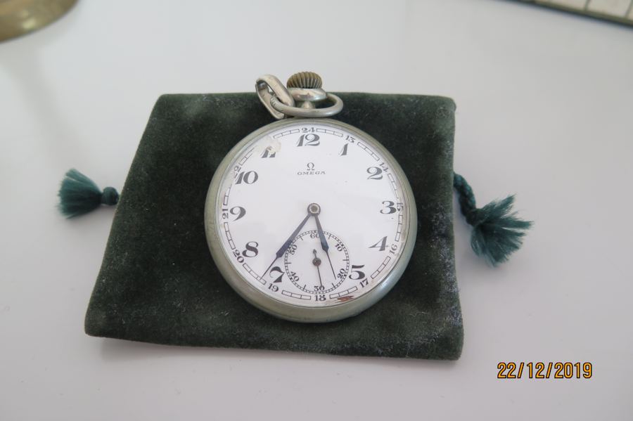 Mechanical pocket watch in silver made by Omega, early 20th century, seconds at six o'clock