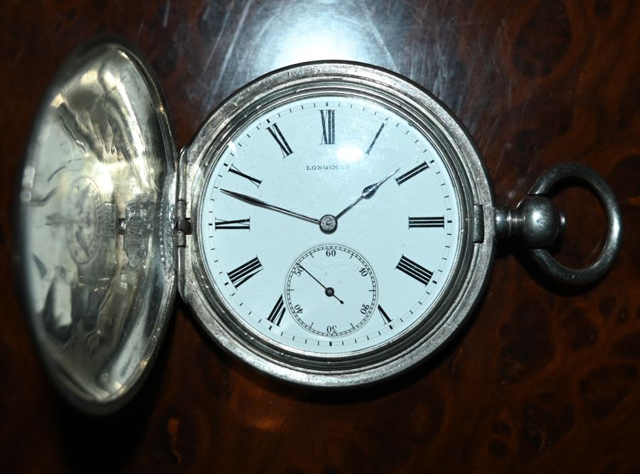 Reloj de bolsillo Longines de cuerda manual de 1889. Caja de plata en su color y numeración romana. (Colección particular)